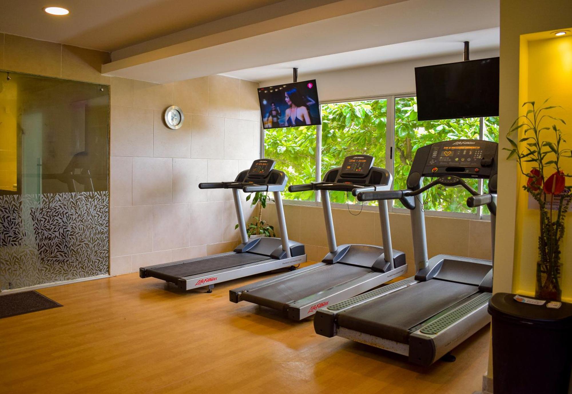 Hotel Capilla Del Mar Kartagena Zewnętrze zdjęcie Treadmills at a gym