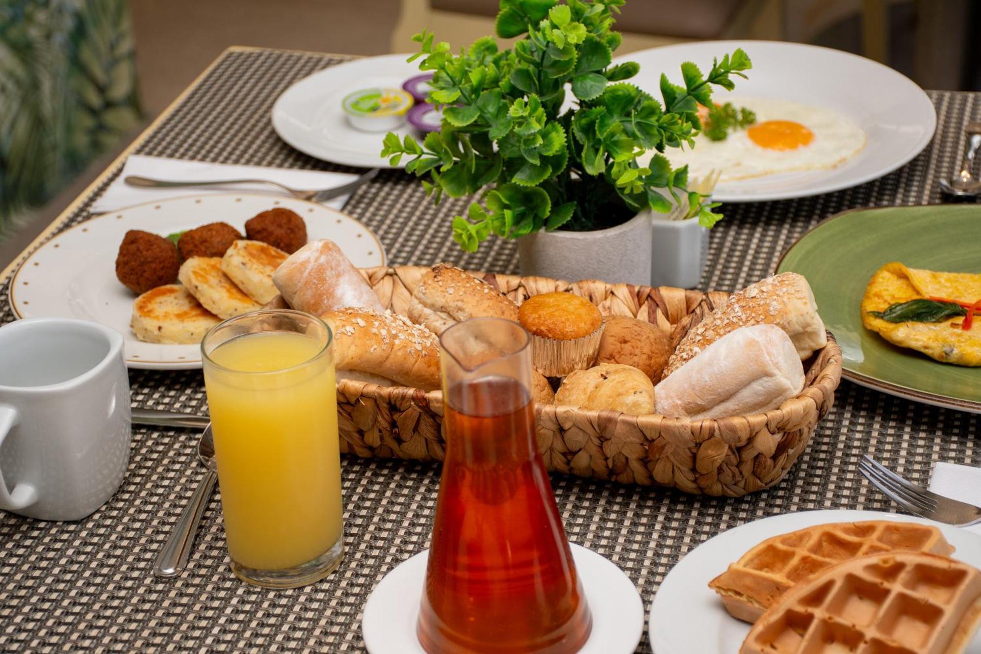 Hotel Capilla Del Mar Kartagena Zewnętrze zdjęcie A breakfast at a hotel